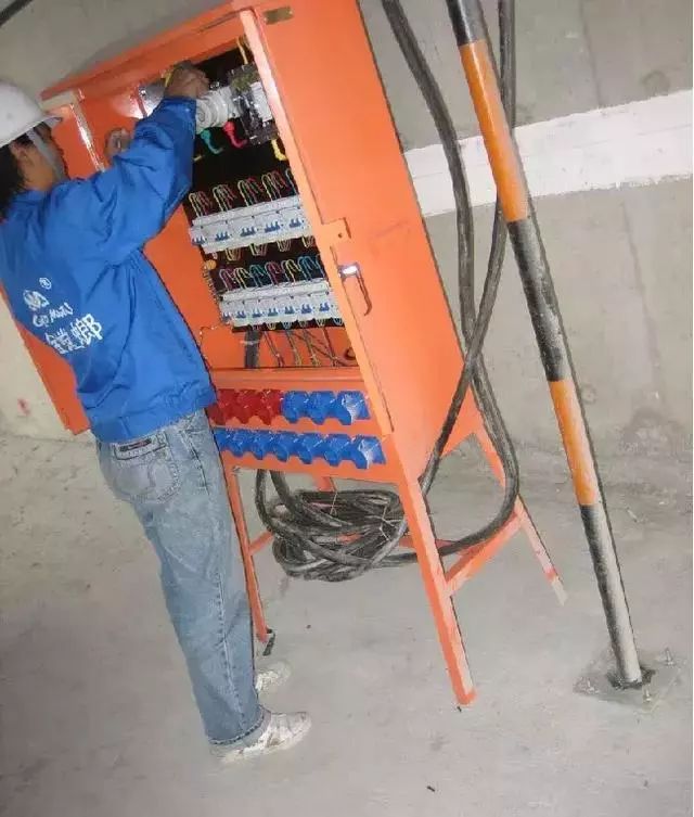 施工現(xiàn)場臨時用電配電箱及開關箱配置和使用說明，圖示詳圖